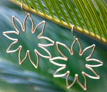 Load image into Gallery viewer, Goldplated Silver Wire Flower Earrings